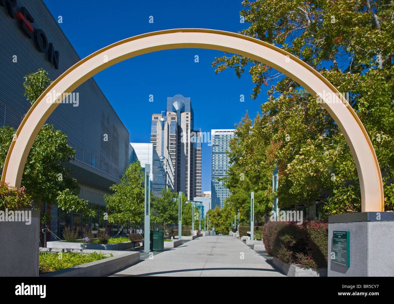 Allée de la gratte-ciel et Mariott Yerba Buena CENTER - SAN FRANCISCO, CALIFORNIE Banque D'Images