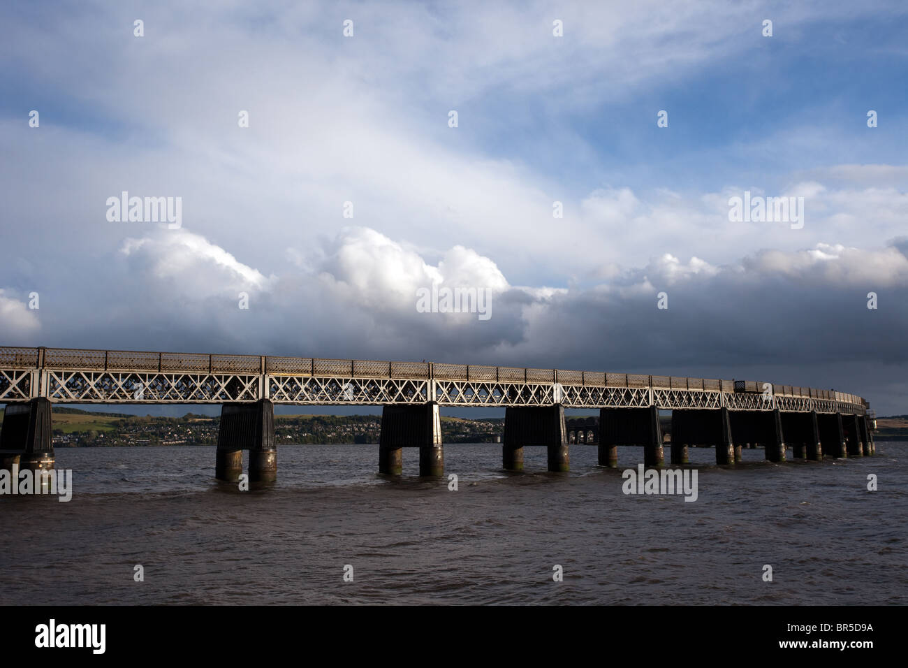 Le Tay pont de chemin de fer, traversant la rivière, Dundee, waterfront, Tayside, Ecosse, Royaume-Uni Banque D'Images