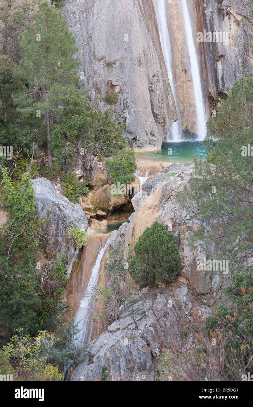 Belle cascade et piscine bleu naturel, le Parc National de Cazorla, Jaen Province, Espagne Banque D'Images