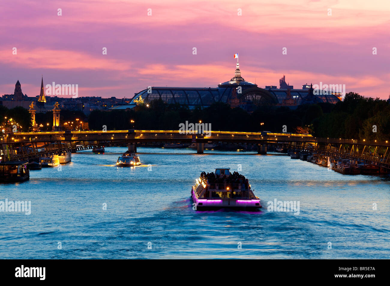 Europe, France, Paris (75), Bateau de tourisme sur la Seine au coucher du soleil Banque D'Images