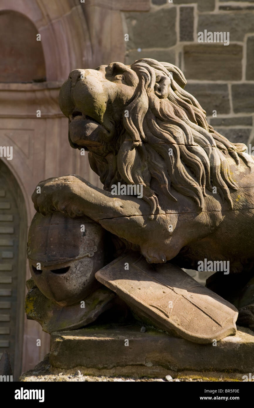 Statue de lion médiéval dans une cour du château de Lowenburg, Kassel, Allemagne. Banque D'Images