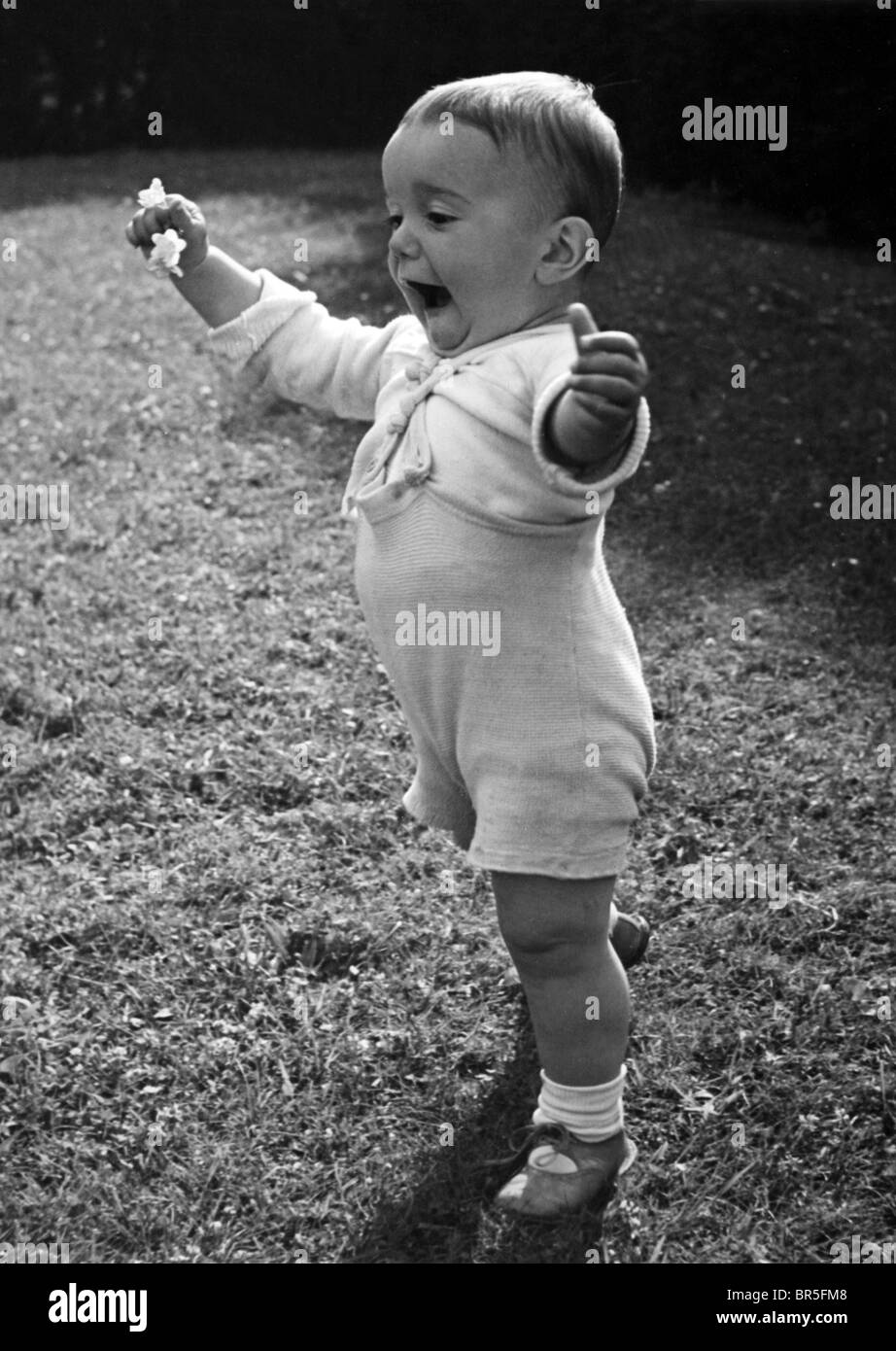 Photographie historique, petit garçon l'apprentissage de la marche, vers 1924 Banque D'Images