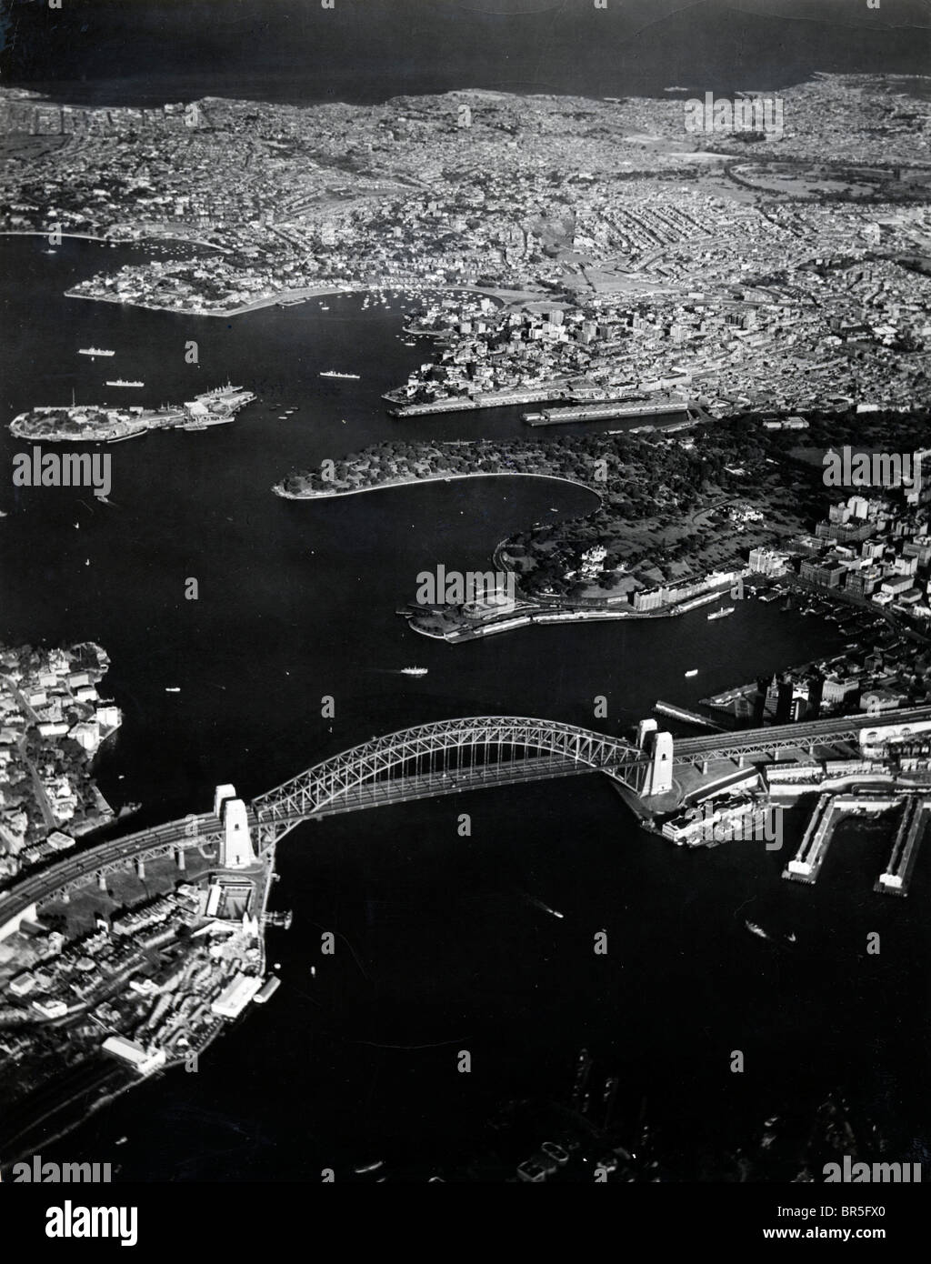 Photographie historique de Sydney, vue aérienne, vue de ville avec pont, l'Australie, vers 1930 Banque D'Images