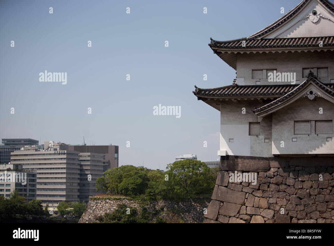 Le château d'Osaka et gratte-ciel skyline, à Osaka, Japon Banque D'Images