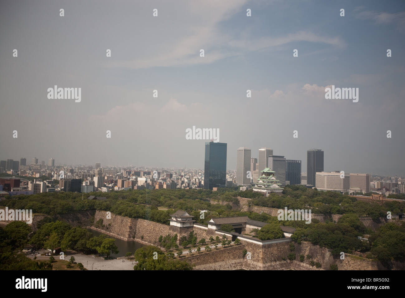 Le château d'Osaka et gratte-ciel skyline, à Osaka, Japon Banque D'Images