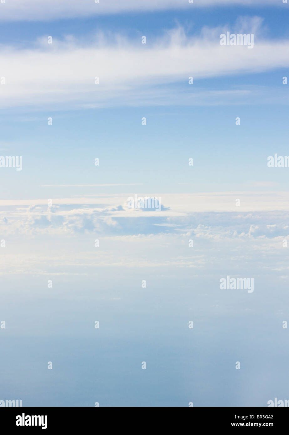 Ciel bleu avec des nuages blancs Banque D'Images