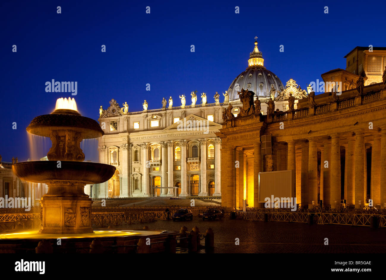 Twilight à la basilique Saint-Pierre, Vatican, Rome Lazio Italie Banque D'Images