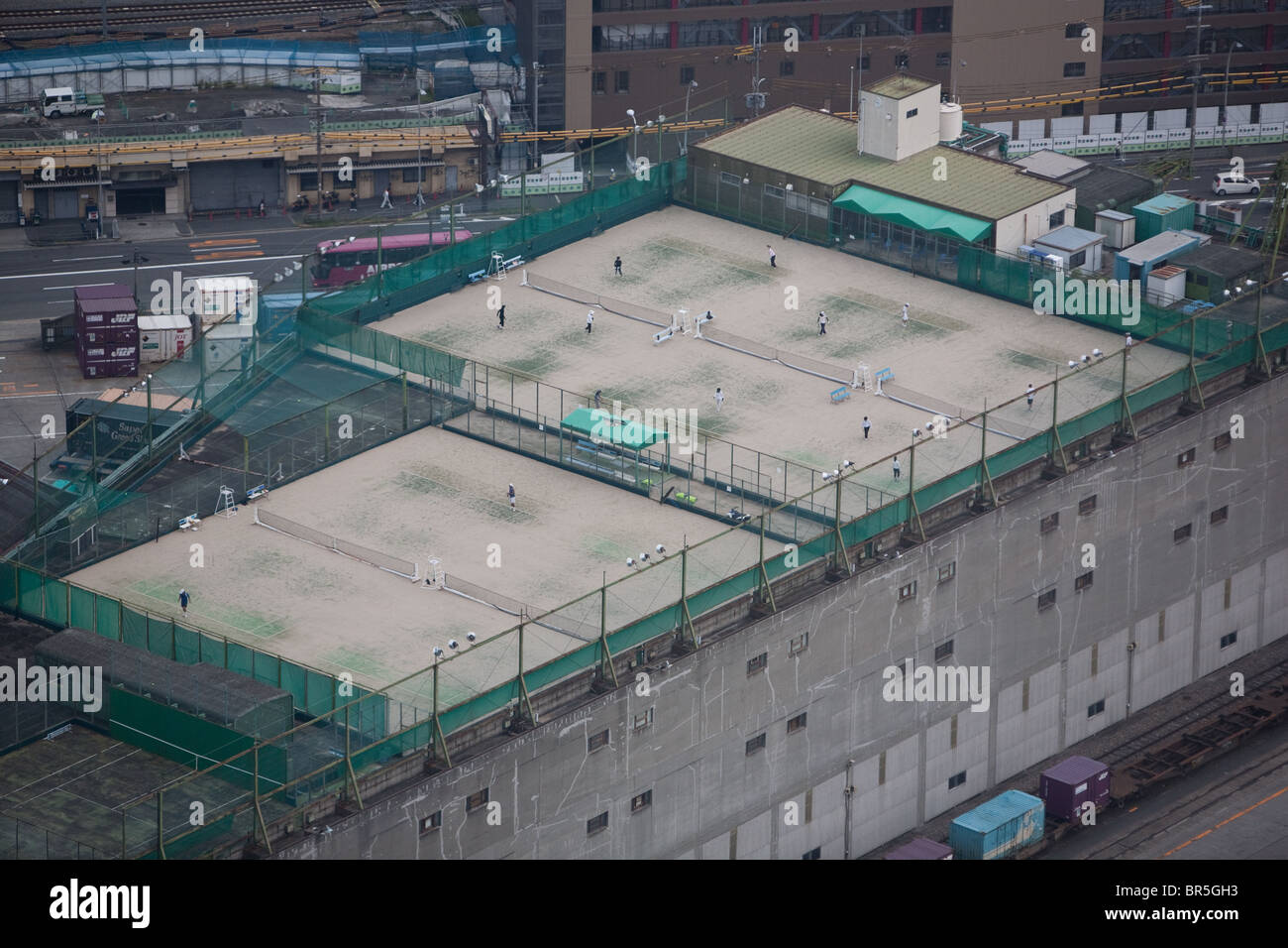 Avis de tennis sur le toit, d'Umeda Sky Building d'Osaka, au Japon. Banque D'Images