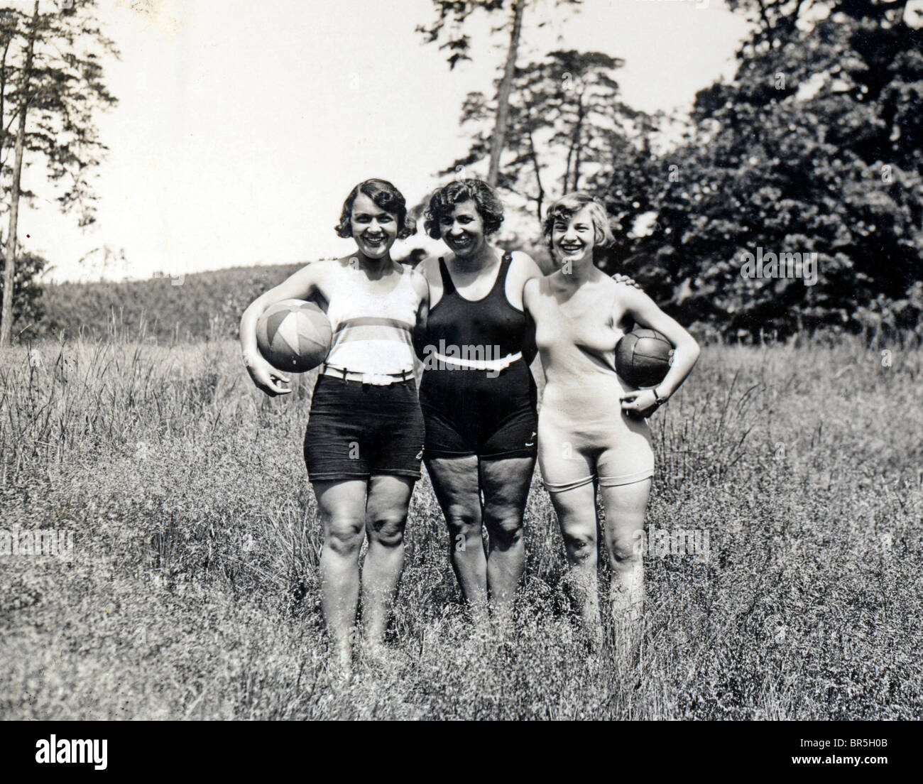 Photographie historique, trois femmes en sports dress avec deux balles, vers 1931 Banque D'Images
