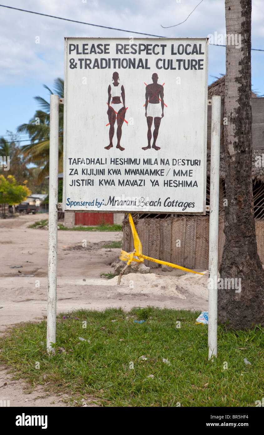 Nungwi, Zanzibar, Tanzanie. Inscrivez-vous à l'égard des étrangers à la culture locale. Banque D'Images