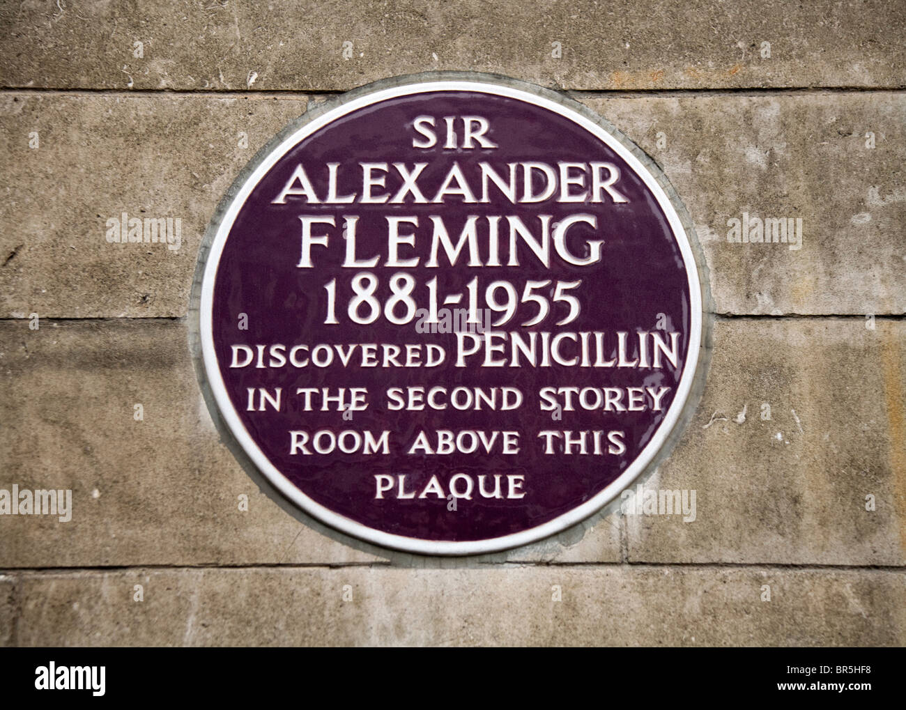 Plaque sur le mur de l'hôpital Saint Mary, Paddington, à l'occasion de la découverte de la pénicilline par Alexander Fleming. Praed Street. Banque D'Images