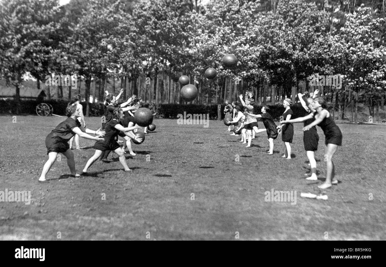 Photographie historique, les femmes à jouer au ballon, autour de 1929 Banque D'Images
