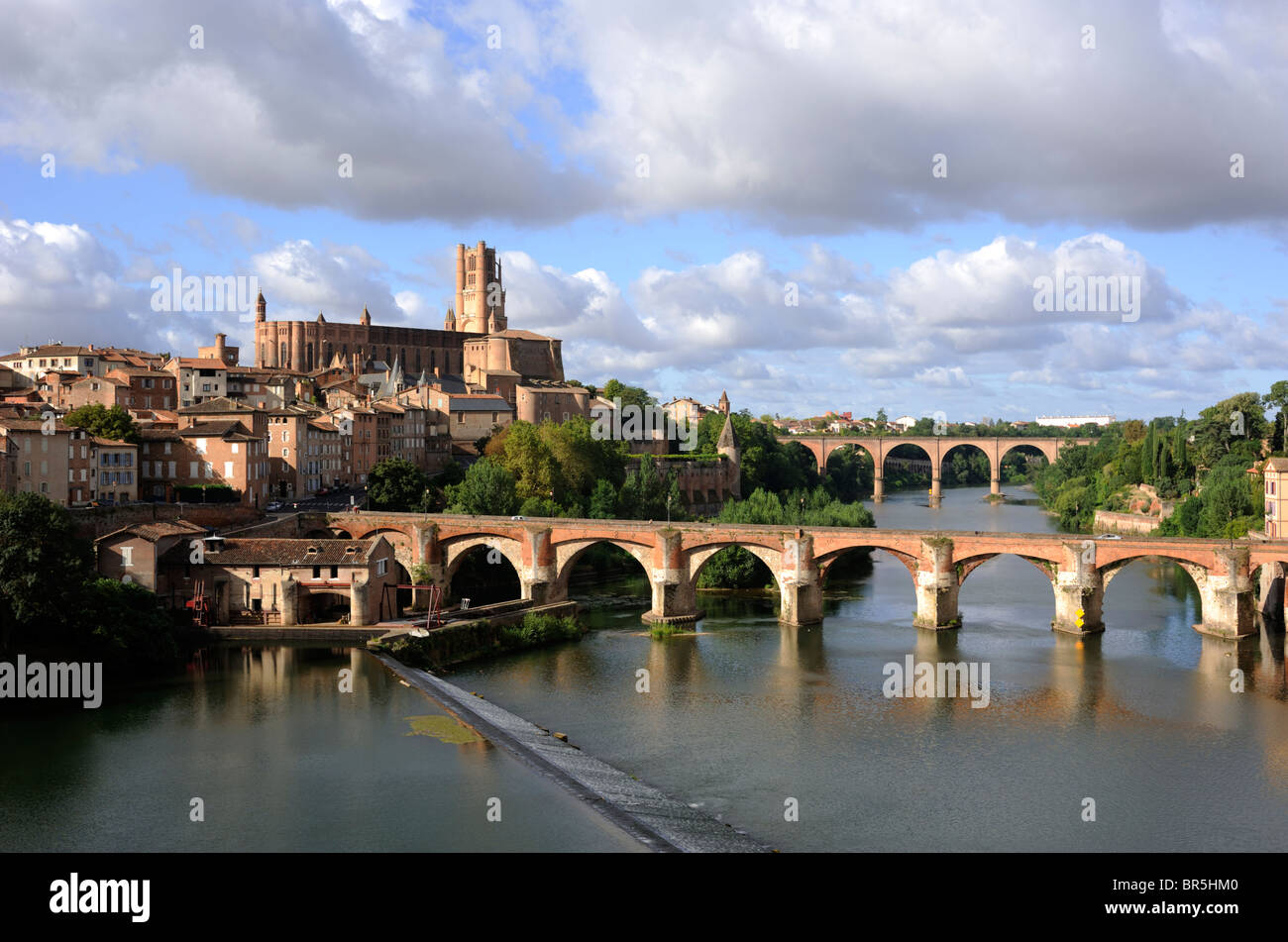 France, Albi, rivière Tarn, pont et cathédrale Banque D'Images