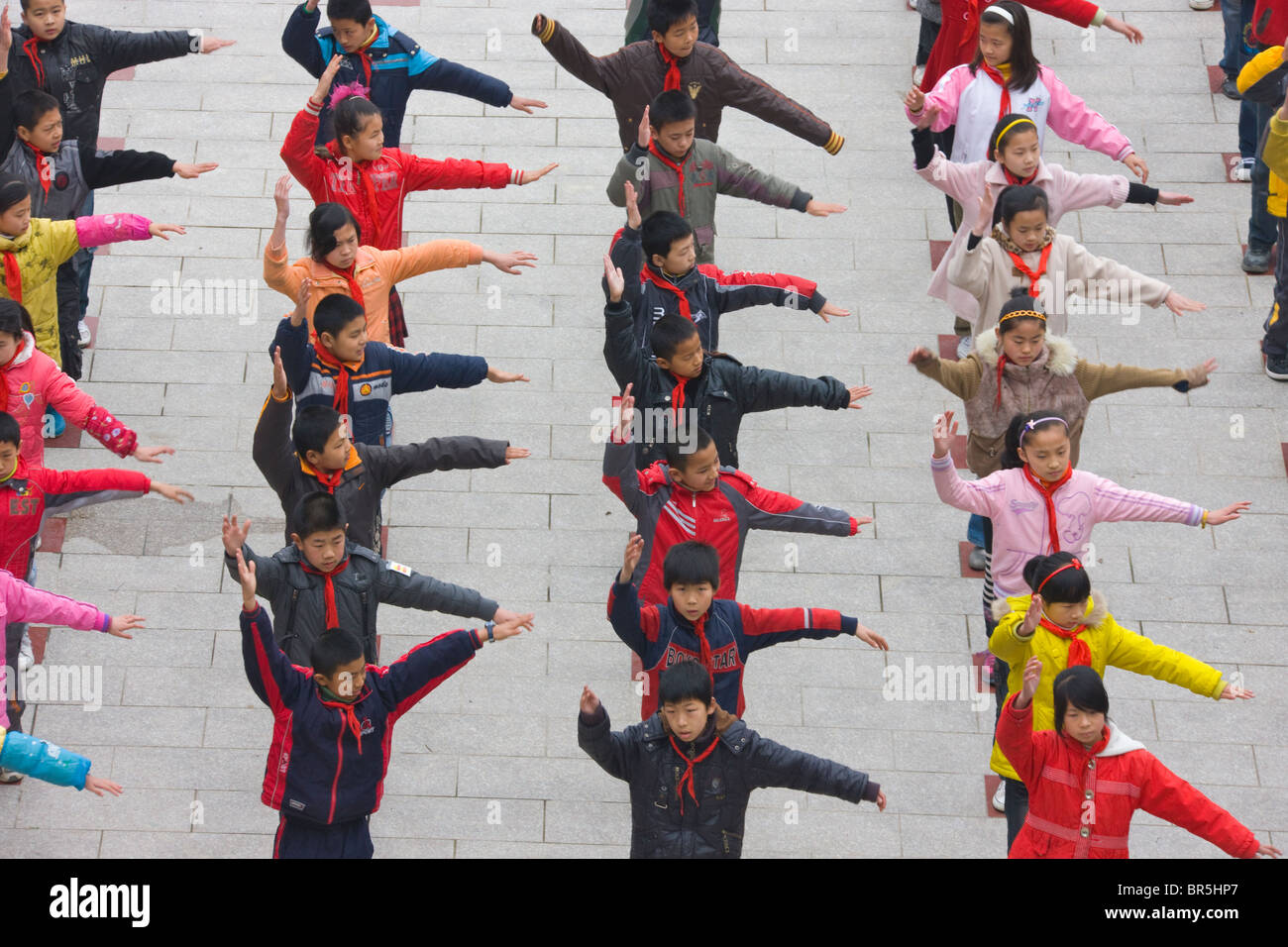 Les élèves de faire les exercices dans l'école, Fujian, Chine Banque D'Images