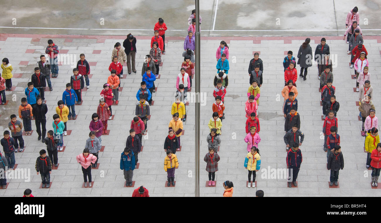 Les élèves de faire les exercices dans l'école, Fujian, Chine Banque D'Images