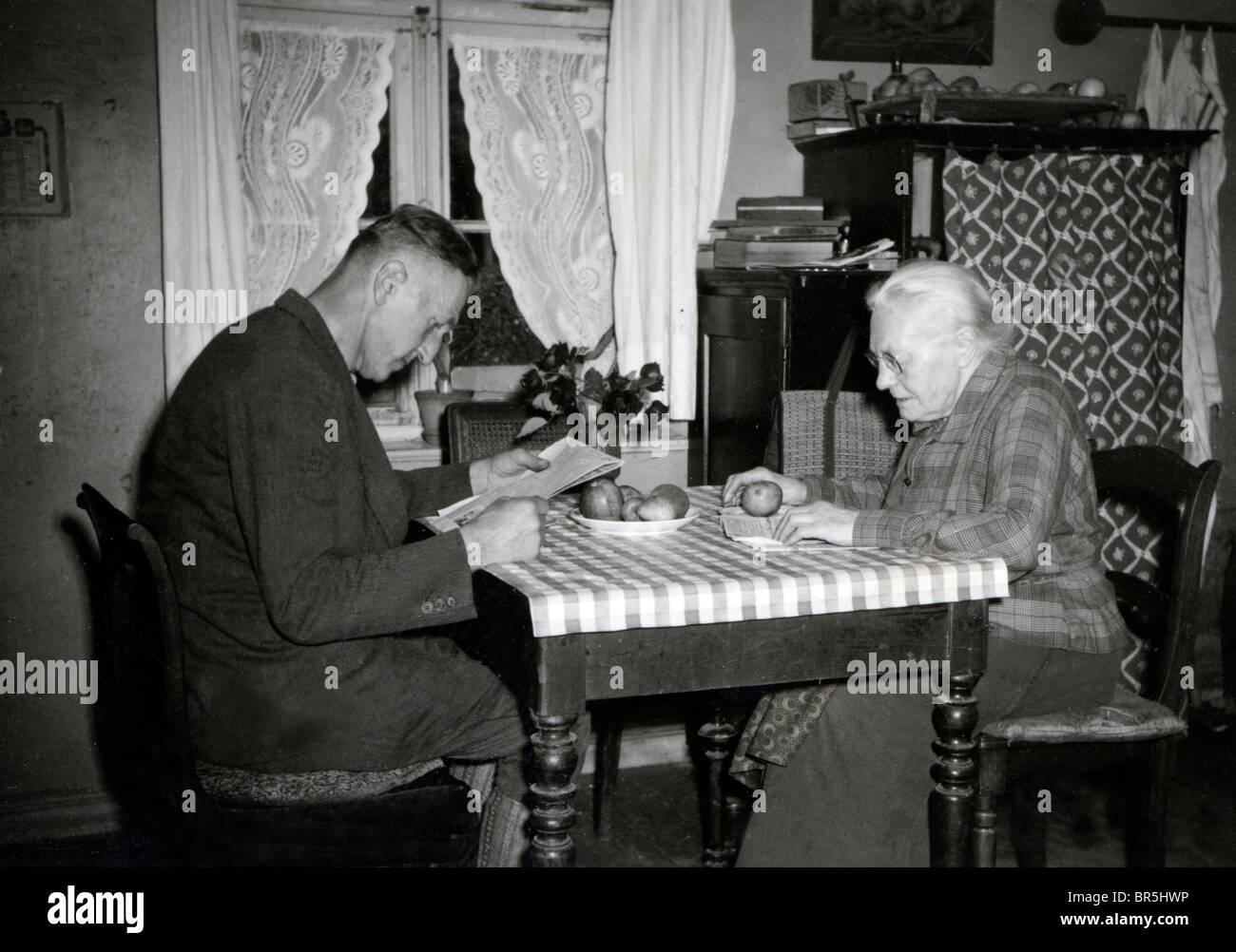 Photographie historique, la mère et le fils assis à une table, vers 1932 Banque D'Images