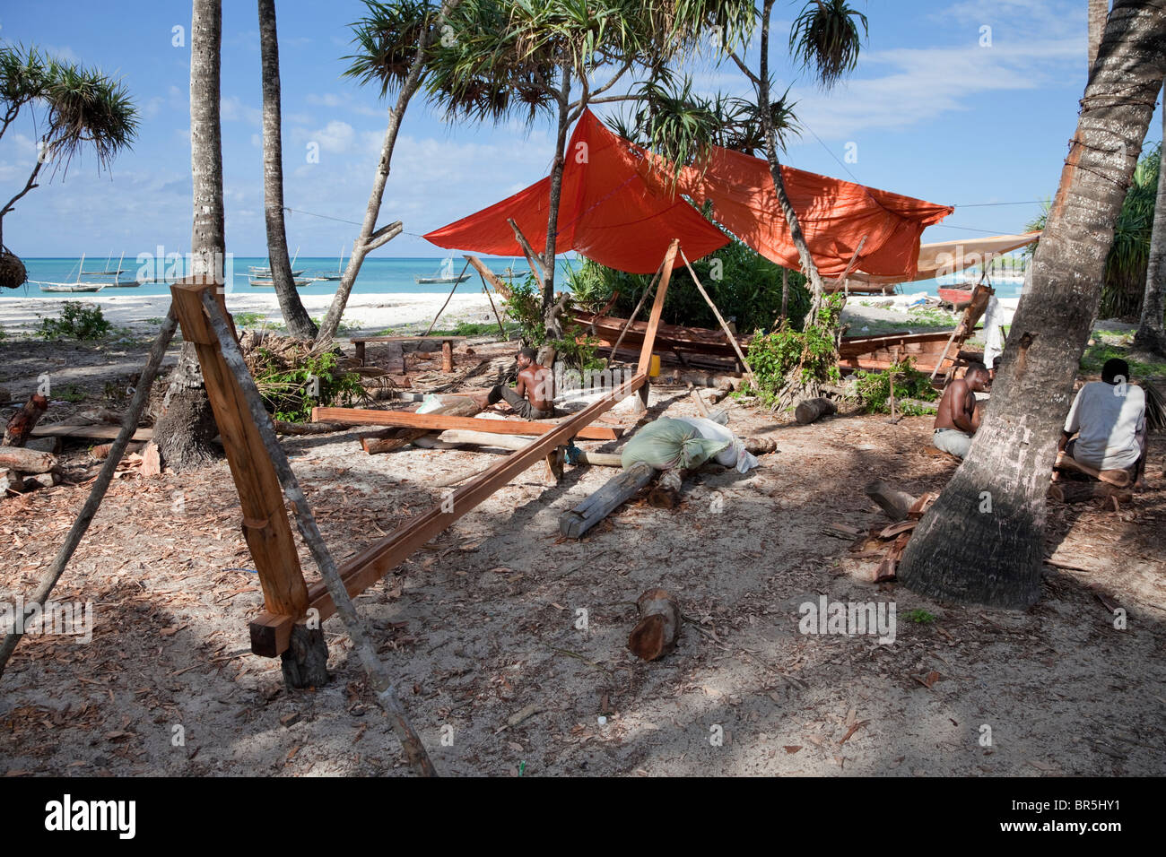 Nungwi, Zanzibar, Tanzanie. Supports de base pour un dhow quille en place. La construction de bateaux. Banque D'Images