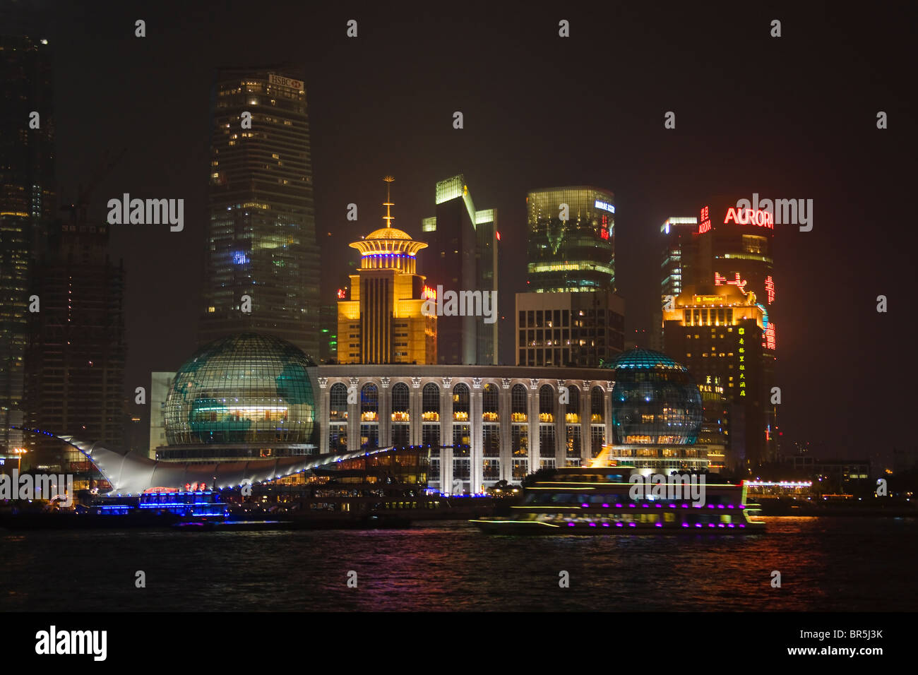 Vue de nuit sur les toits de la rivière Huangpu, Shanghai, Chine Banque D'Images