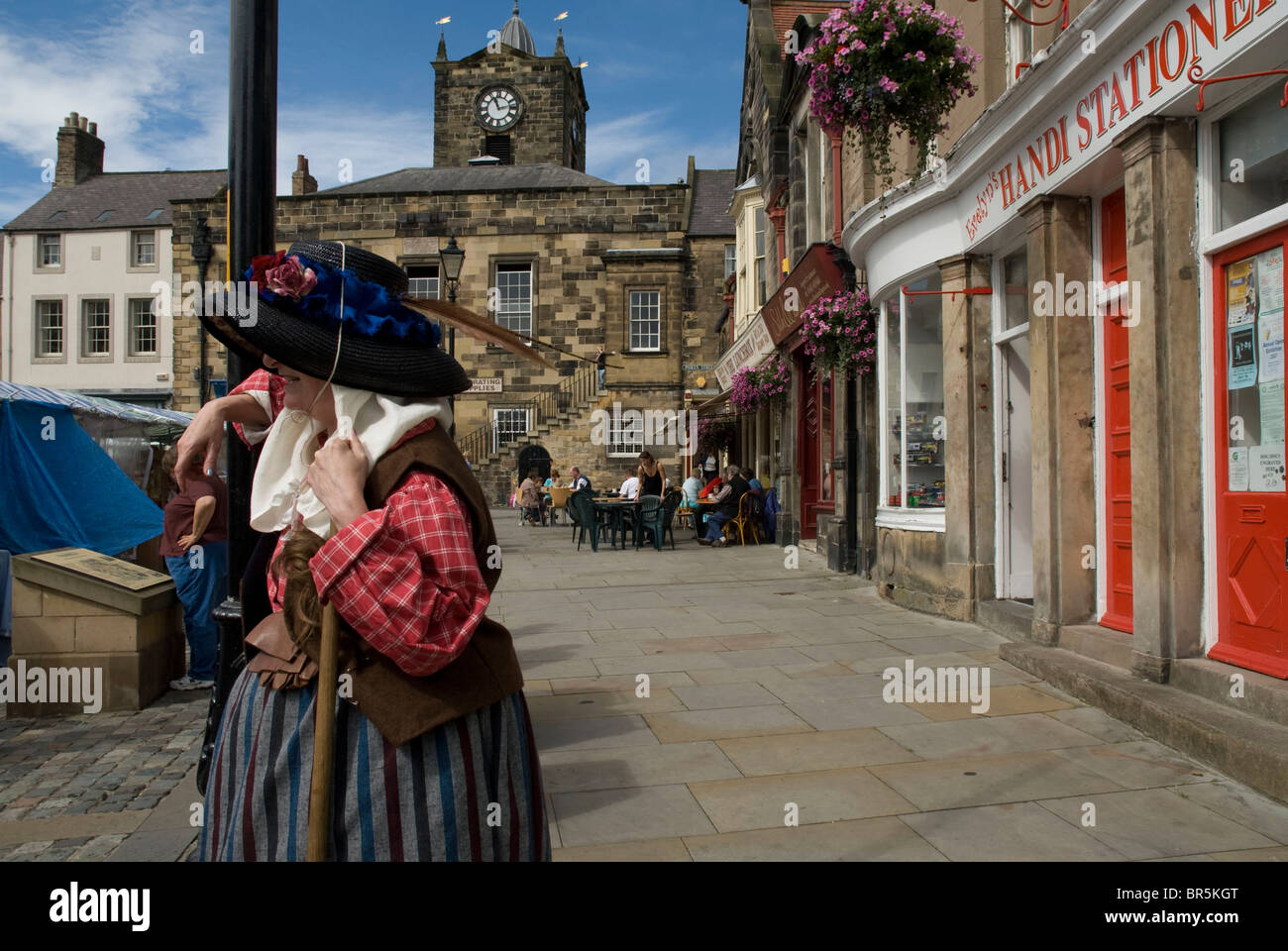 Place du marché d'Alnwick woman in traditional dress' 'Bondager Banque D'Images