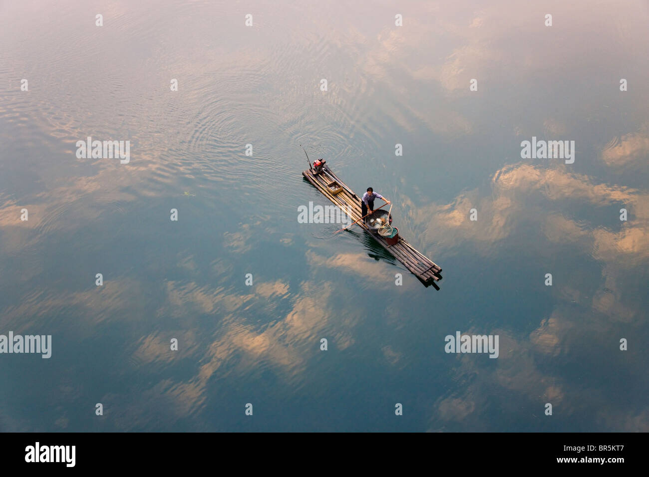 Le pêcheur en radeau de bambou sur la rivière Li, Yangshuo, Guangxi, Chine Banque D'Images