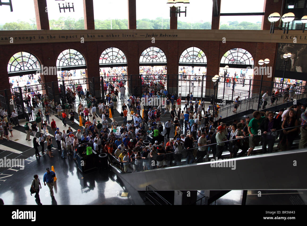 Fans de remonter l'escalier roulant dans la rotonde Jackie Robinson au Citi Field, Queens, NY, USA Banque D'Images