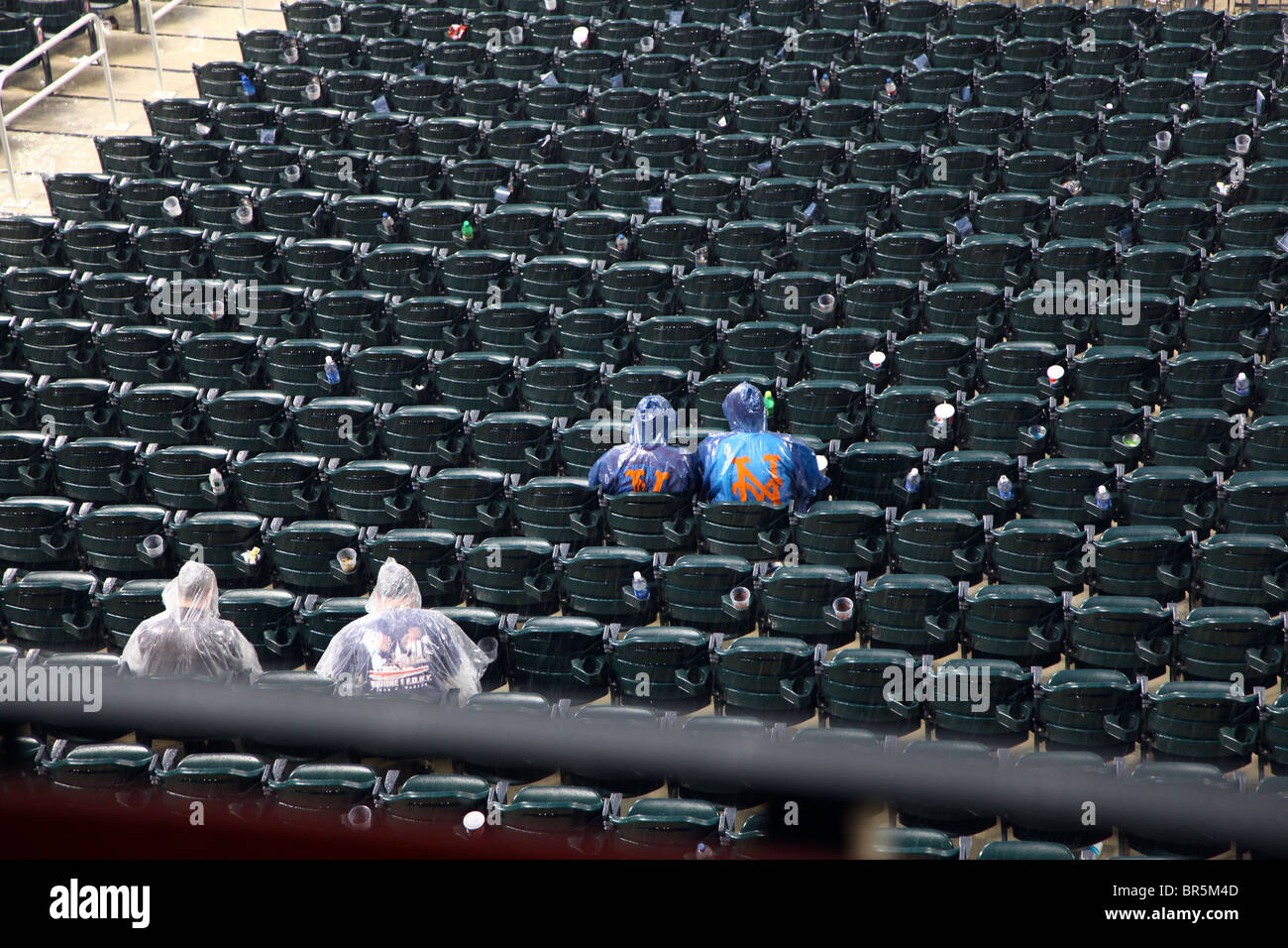 Mets fans assis dans le stand pendant un Rain Delay, Queens, NY, USA Banque D'Images