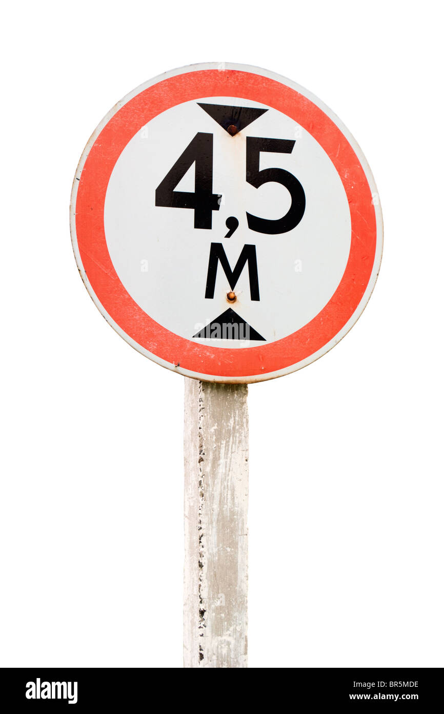 Panneau routier. Limite de hauteur. Isolé sur fond blanc avec chemin de détourage. Banque D'Images