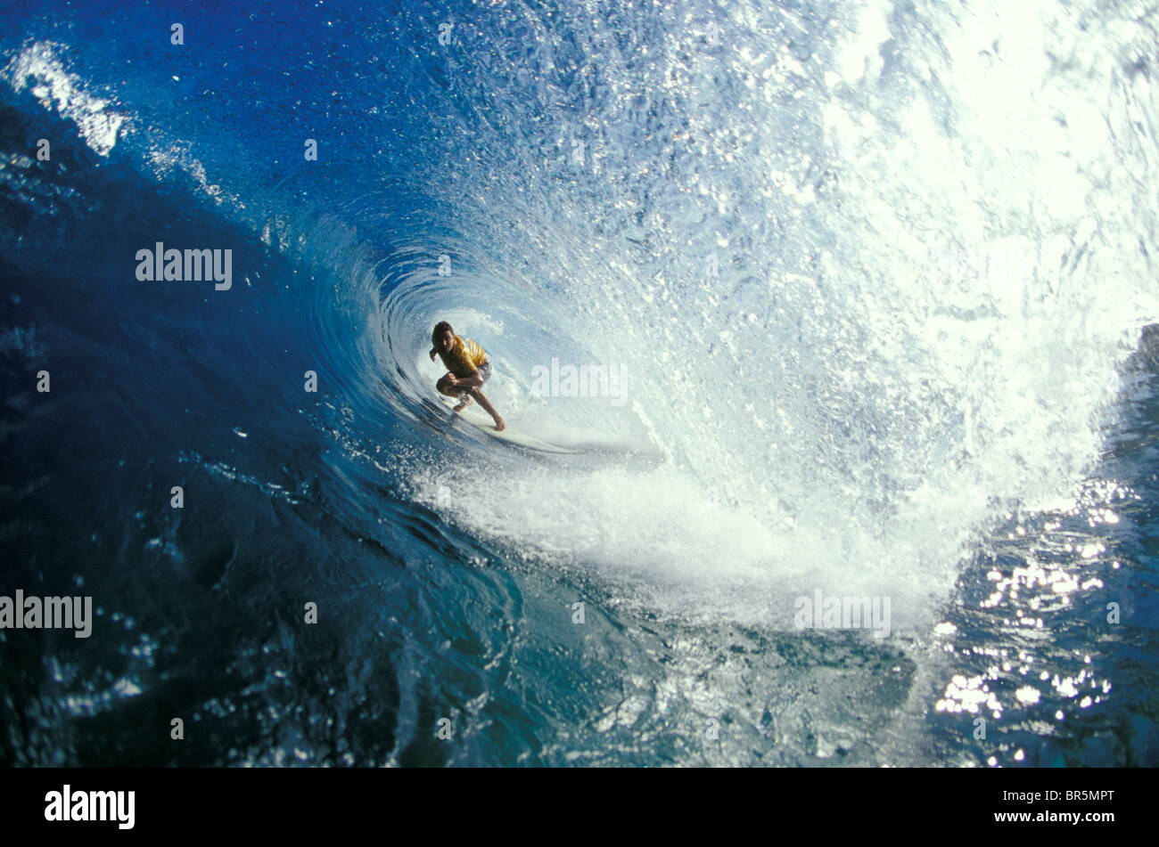 Surfer profondément dans le tube au niveau du mur sur Oahu côte-nord. Banque D'Images