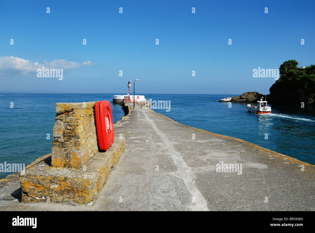 Un petit bateau aller en mer Looe Cornwall england uk Banque D'Images