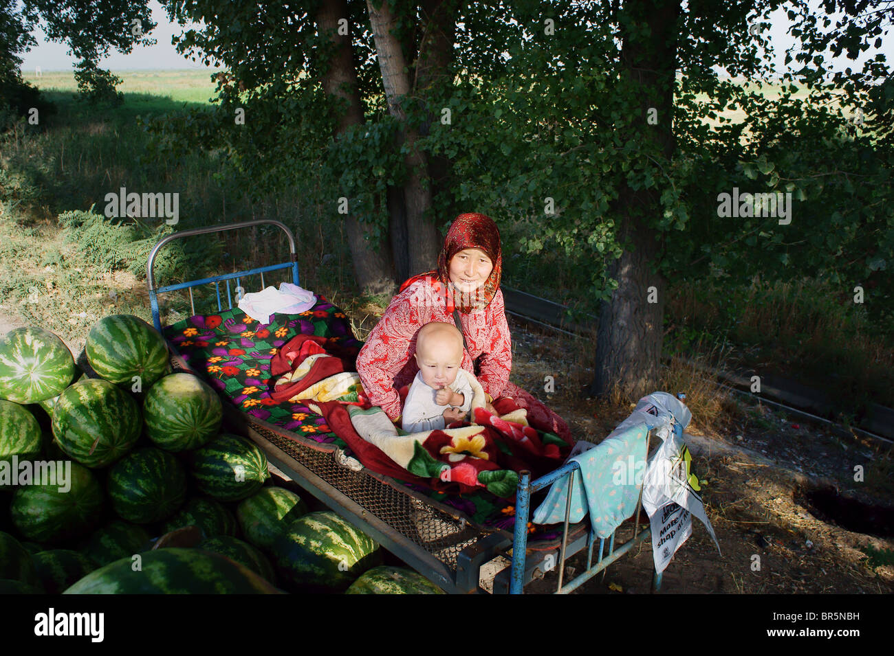 Femme Kirghize Avec Bebe Pasteque Vendeur Photo Stock Alamy