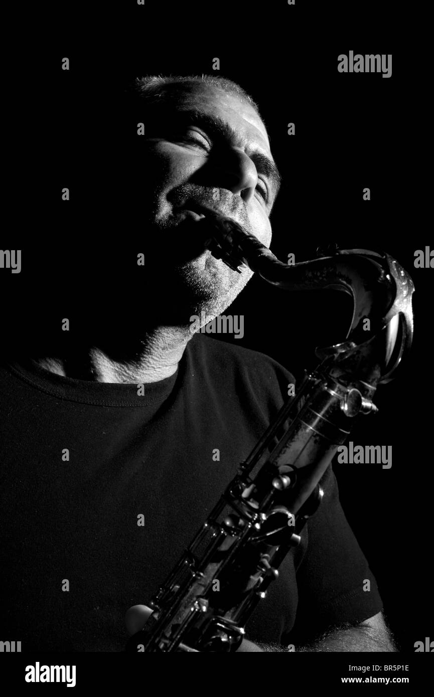 Jouer du saxophone. Banque D'Images
