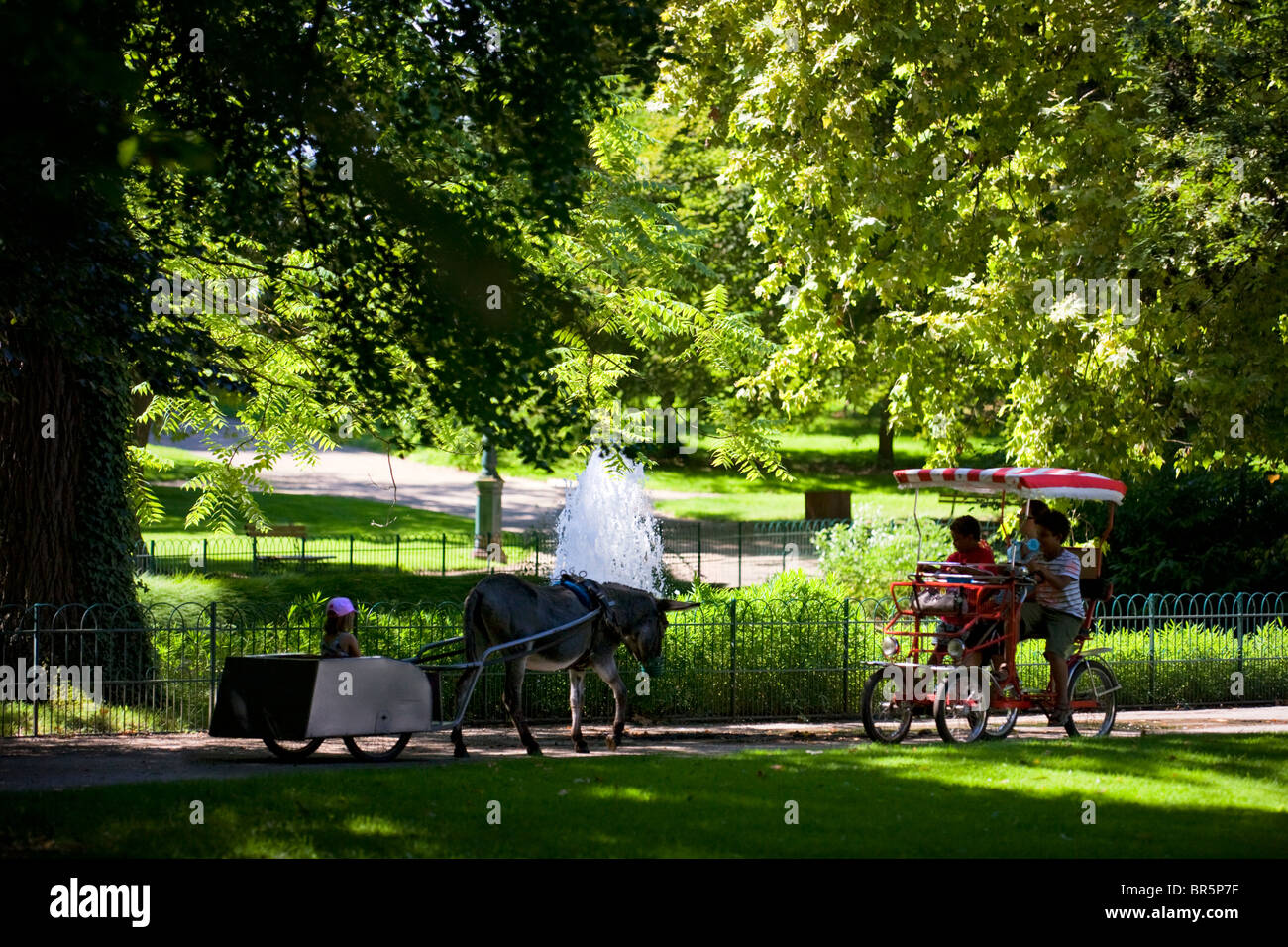 Une voiture à pédale et un panier dans l'un des parcs de Vichy (Allier - France). Rosalie et carriole dans un des parcs de Vichy (France). Banque D'Images