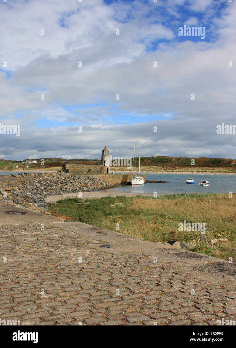 Vue de la mer, phare, mur et port de Port Logan, Dumfries et Galloway, Écosse, Royaume-Uni. Banque D'Images