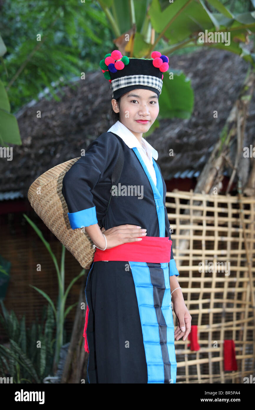 Les jeunes montrant de l'habit traditionnel des peuple yao dans un fashion show à Lao Banque D'Images