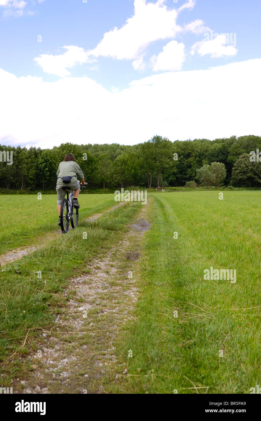 Femme à vélo dans la nature Banque D'Images