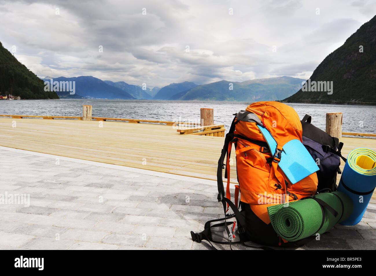 Les touristes sac à dos sur une jetée dans les fjords Norwagian Banque D'Images