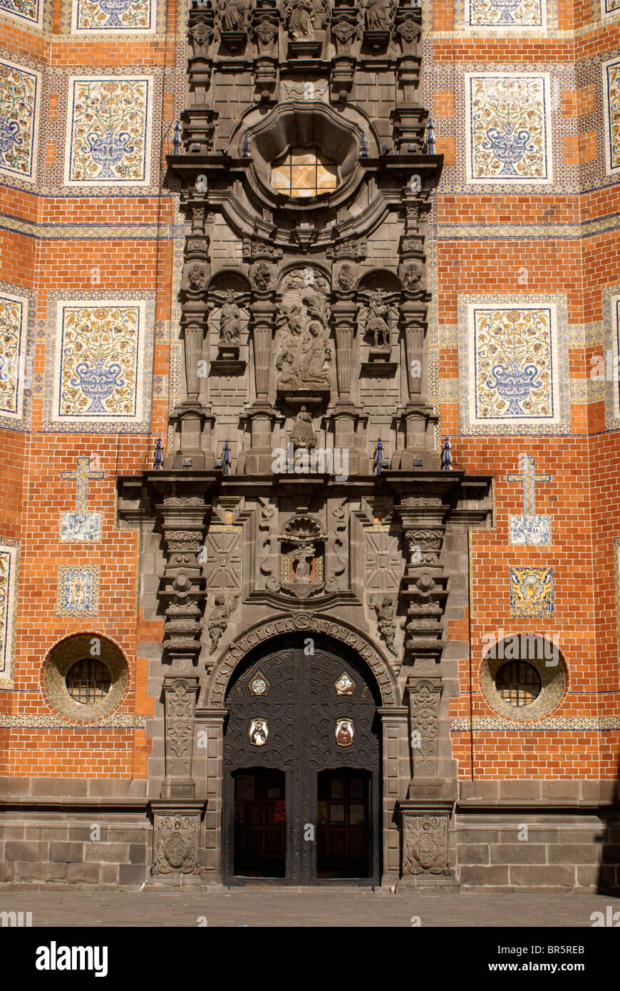 Carreaux Talavera de la façade de style baroque mexicain Templo San Francisco church dans la ville de Puebla, Mexique Banque D'Images