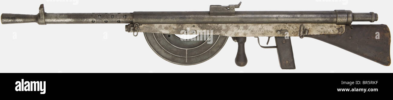 Un pistolet à machine légère français « Chauchat », calibre 8 mm Lebel, numéro de série 43699. Certaines pièces manquent, pas de bleuissement, légèrement dénoyées, bipod, poignée de cocon et cartouche s'éloignant. Estampillé sur le côté du châssis « C.S.R.G. », la vis d'arrêt de boulon et de boulon estampillée 58901. Le bois endommagé par les trous d'insectes. Historique, historique, XXe siècle, arme à feu, armes à feu, armes à feu, armes à feu, armes, armes, armes, bras, dispositif de combat, objet, objets, alambics, coupures, coupures, coupure, militaire, militarie, équipement, Banque D'Images