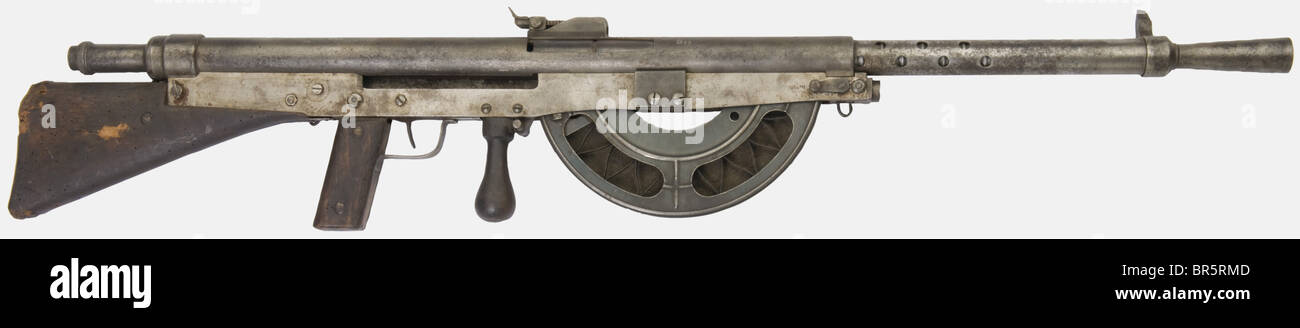 Un pistolet à machine légère français « Chauchat », calibre 8 mm Lebel, numéro de série 43699. Certaines pièces manquent, pas de bleuissement, légèrement dénoyées, bipod, poignée de cocon et cartouche s'éloignant. Estampillé sur le côté du châssis « C.S.R.G. », la vis d'arrêt de boulon et de boulon estampillée 58901. Le bois endommagé par les trous d'insectes. Historique, historique, XXe siècle, arme à feu, armes à feu, armes à feu, armes à feu, armes, armes, armes, bras, dispositif de combat, objet, objets, alambics, coupures, coupures, coupure, militaire, militarie, équipement, Banque D'Images