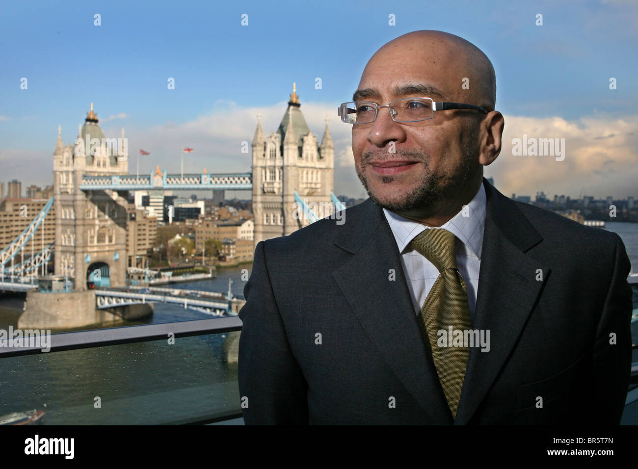 Lee Jasper, Conseiller principal en politiques sur les égalités pour le maire du Grand Londres se place en avant du Tower Bridge, Londres. Banque D'Images