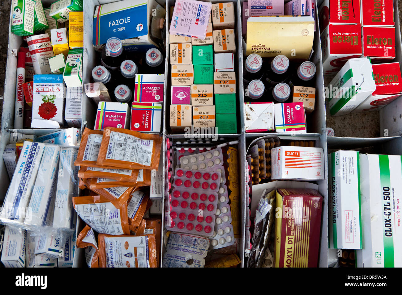 La boîte de médicaments utilisés par l'enfant Programme de bien-être social, le Népal. Banque D'Images
