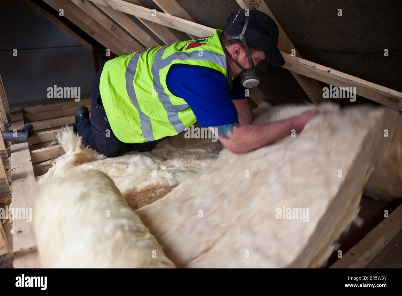 Isolation durable faite de laine en cours d'installation dans un toit à Kirklees, UK. Banque D'Images
