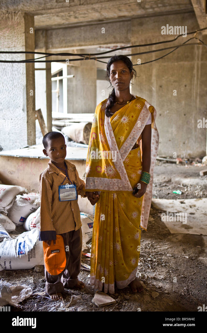 Une mère et son enfant dans le chantier de construction à l'extérieur de la nouvelle crèche du Veera Desai Centre à Mumbai. Banque D'Images