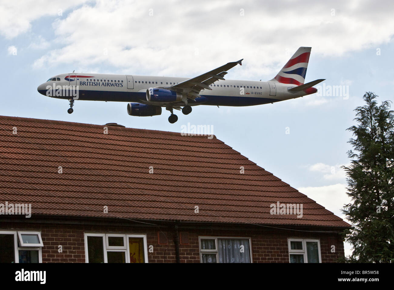 Un avion décollant de l'aéroport d'Heathrow à Londres, survolant la région de Hatton Cross Arrondissement de Hounslow. Banque D'Images