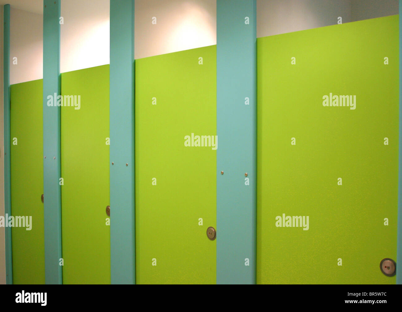 Cabines de toilettes à l'intérieur du nouveau bâtiment de l'Institut garde d'East London. Banque D'Images