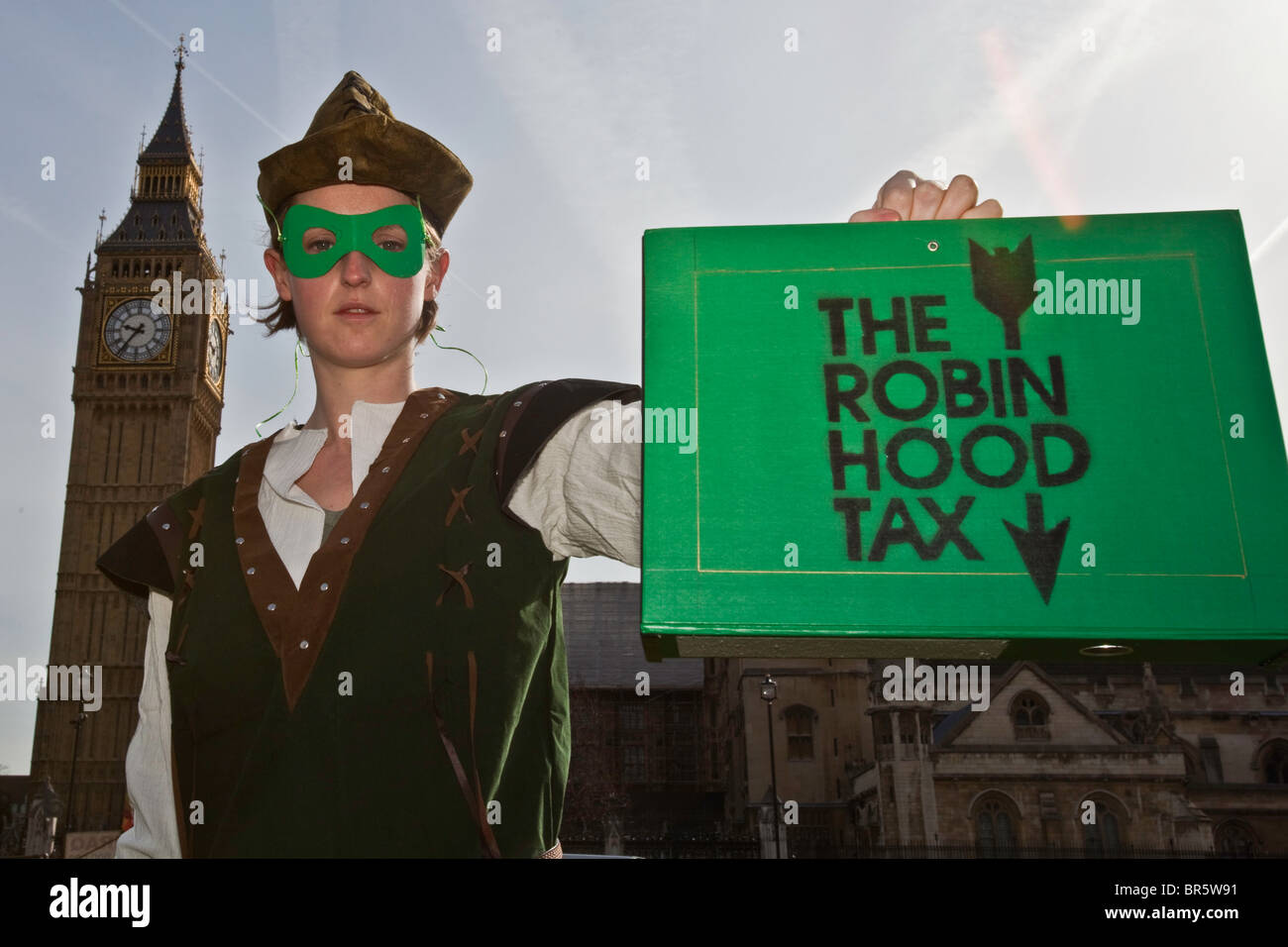La campagne Taxe Robin des Bois, le vert-clad Robin Hoods ont marché sur le Parlement. Banque D'Images