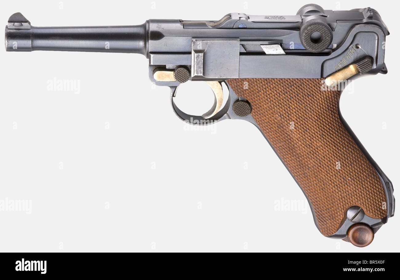 A Parabellum 'BKIW Mauser Transitional DWM Luger' ('29 DWM') en cal. 7,65 mm Parabellum, appelé « Contrat de sorocco, de Rif ou de berbère », no 6240 u. Numéros correspondants à l'exception de la chambre, plusieurs pièces sans numéro. Alésage légèrement mat, longueur de fourreau 98 mm. Preuve: Crown/'N'. Bleuissement brossé d'origine complet, plaque de déclenchement à pois minimaux uniquement. Petites pièces jaune et bleu. Empiècements en noyer brun moyen sans faille. Magasin en tôle nickelé sans faille avec base en bois sans numéro. Un élément supérieur rare dans un état général presque nouveau. Nous ne connaissons que les éléments suivants, Banque D'Images