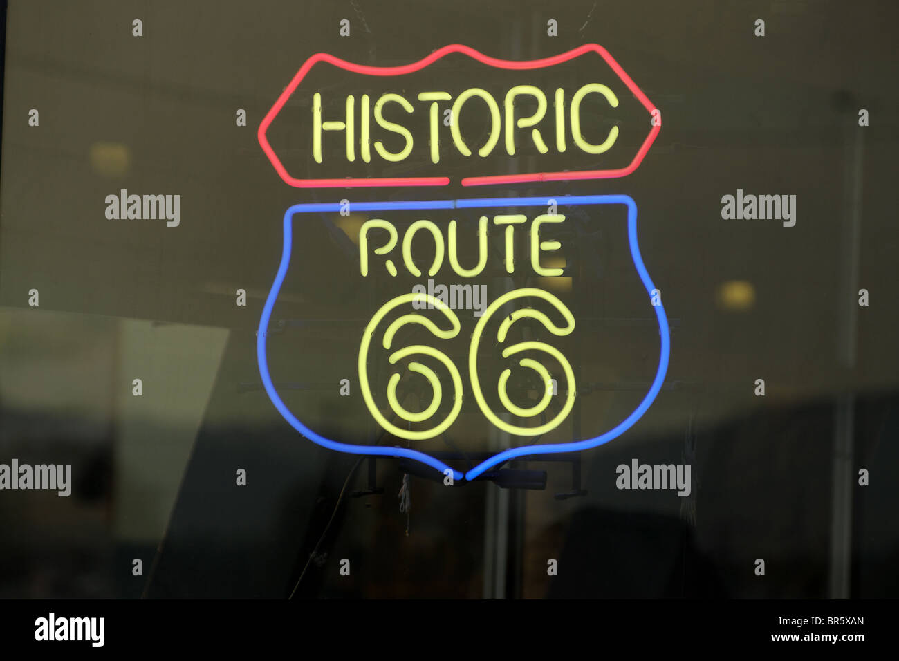 L'historique Route 66 SignNeon Neon Sign dans un café dans la localité de Ludlow dans le désert de Mojave, le long de l'Interstate 40. Banque D'Images