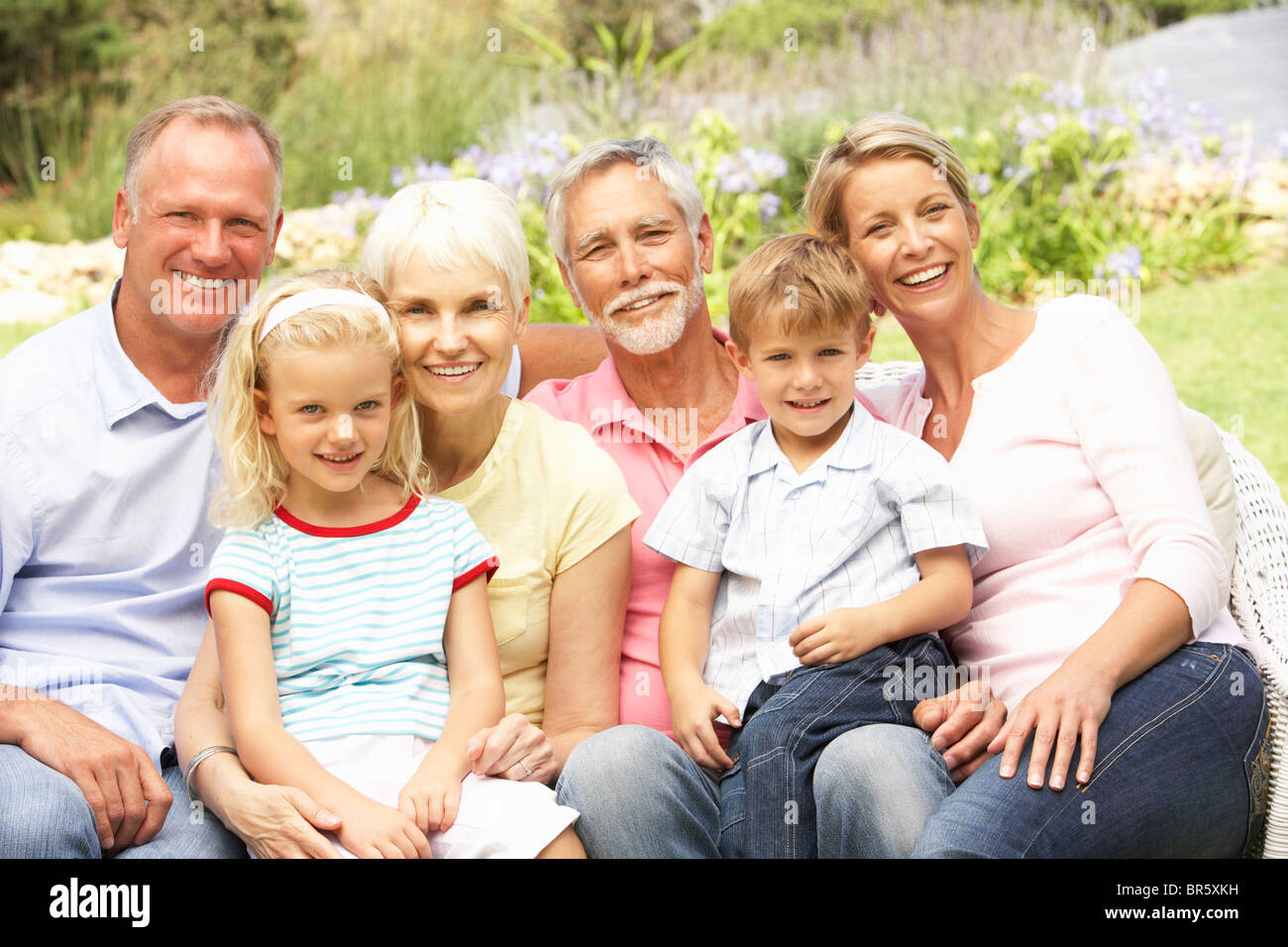 Famille élargie En relaxant Jardin Banque D'Images