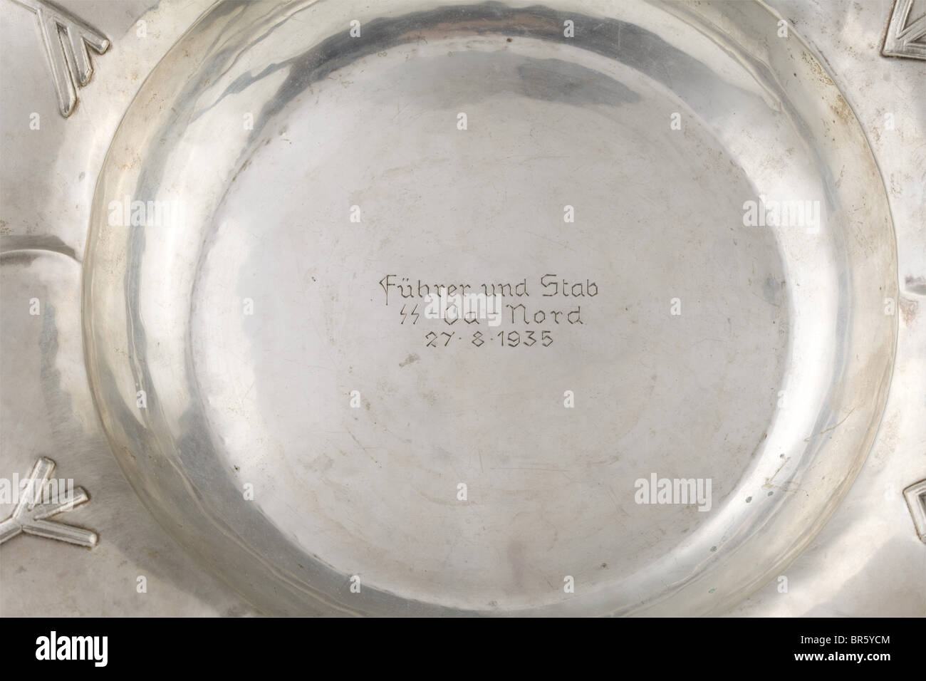 Un plat argenté à la rune, cadeau d'honneur de SS-Gruppenführer Werner Lorenz Argent Martelé À La Main avec une marque de finesse '800 handgehämmert' (martelé à la main) sur le fond. La frontière affiche une série de runes (Sig, Tyr, Odal, Algiz/vie rune) en relief élevé. Au centre, le dévouement gravé 'Führer und Stab - SS Oa Nord - 27.8.1935' (Commandant et personnel - SS Oa Nord - 27 août 1935). Werner Lorenz (1891 - 1974) a été nommé Commandant, SS-Oberabschnitt Nord (district supérieur du nord) de février 1934 à mars 1937 avec son bureau situé à Hambourg. Banque D'Images